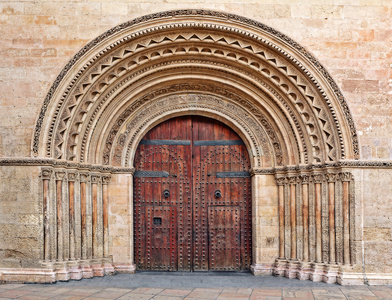 瓦伦西亚大教堂入口处的木质大门照片