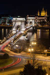 多瑙河在夜间链桥