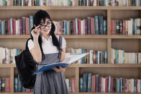 女高中学生在图书馆