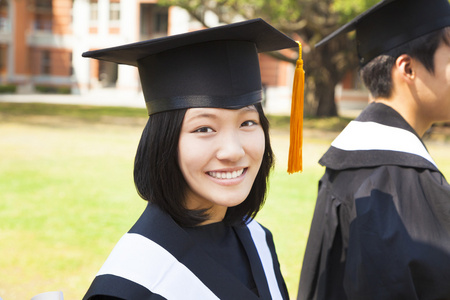 美丽的女大学生毕业典礼的同学，