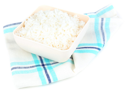在孤立的白色衬底上的餐巾纸上碗米饭