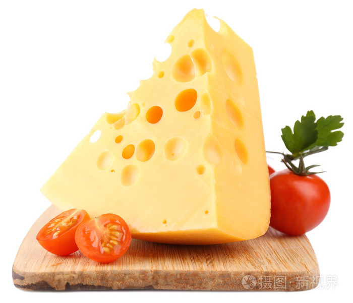 一块奶酪和西红柿孤立的白色衬底上的木板上