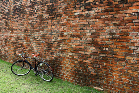 自行车和砖的墙