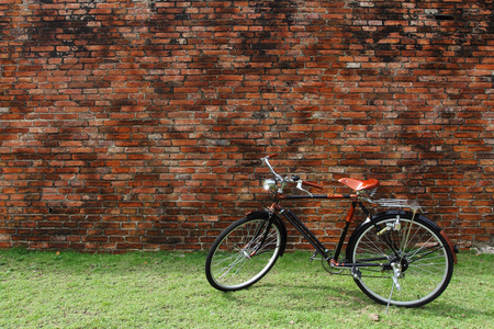 老式自行车和墙面砖 