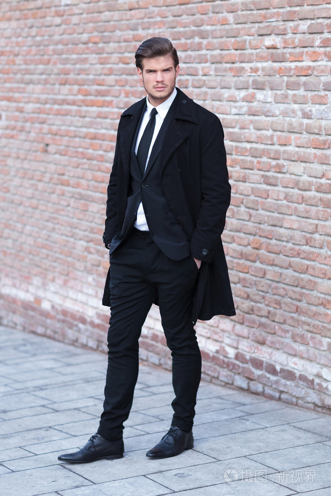 年轻人双手插在口袋里摆姿势照片-正版商用图片1ey59j-摄图新视界