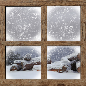 冬天在户外用柴火堆从木制窗口视图