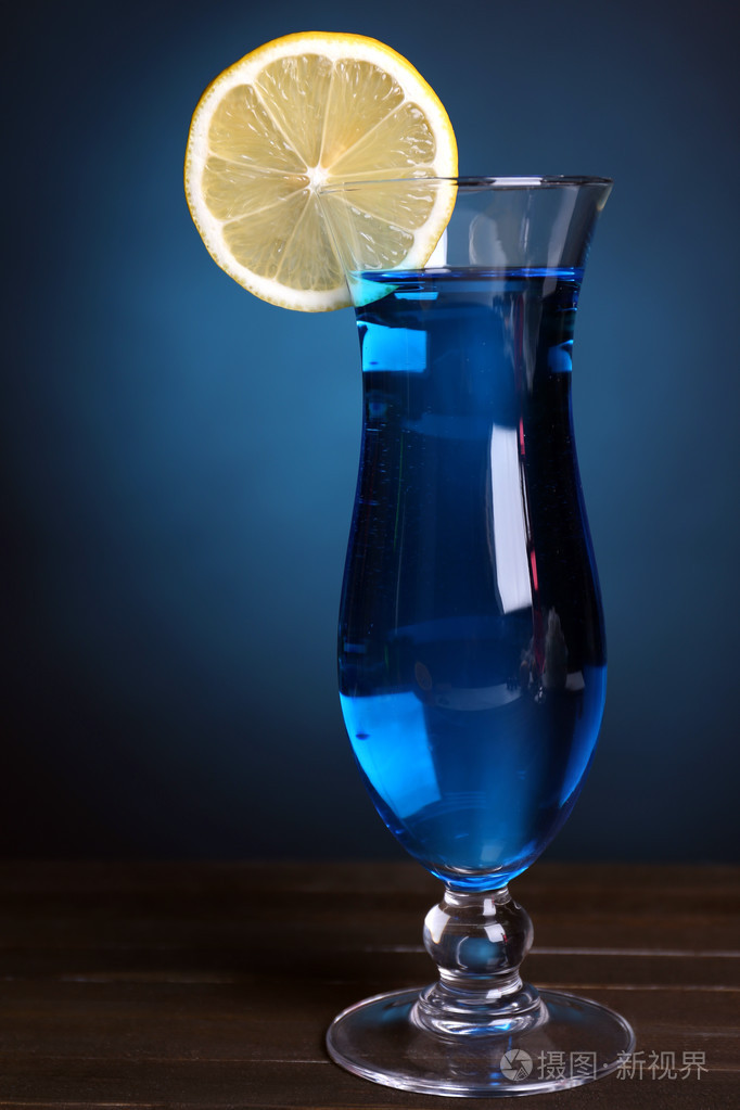 glass 的鸡尾酒桌上深蓝色背景上