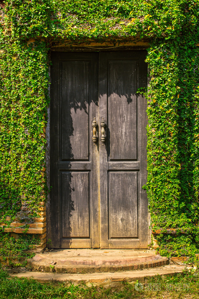 在墙上的旧木质门