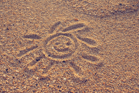 太阳在沙子上绘制