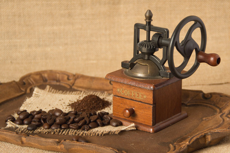 古董手动的咖啡研磨机