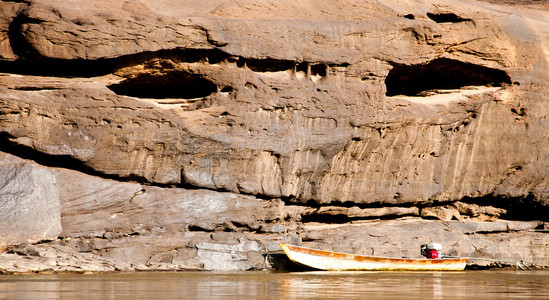 船和岩石在湄公河萨姆潘福 ubonratchathani th