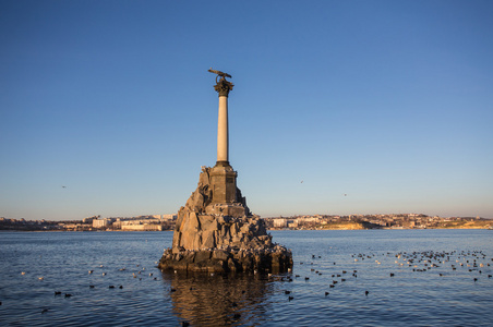 纪念碑在塞瓦斯托波尔废置的军舰