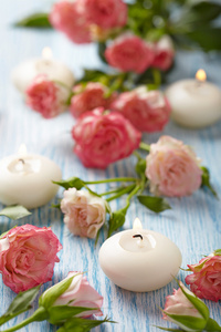 粉红玫瑰和蜡烛