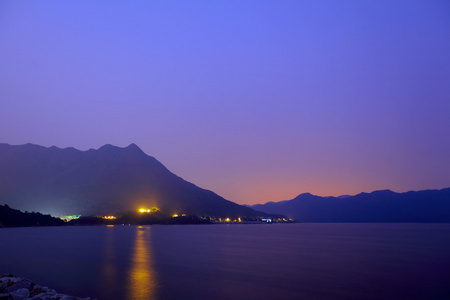 在晚上的海景