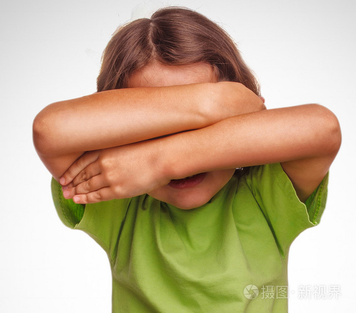 小女孩儿童少年捂着脸上白色b孤立