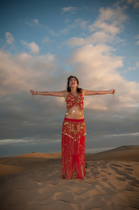 femme danseuse du ventre dans les dunes du dsert