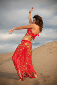 femme danseuse du ventre dans les dunes du dsert