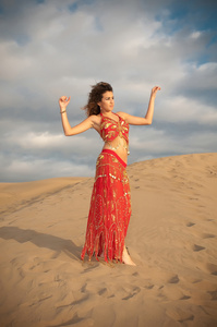 femme danseuse du ventre dans les dunes du dsert