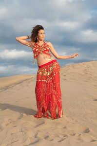 femme danseuse du ventre dans les dunes du dsert