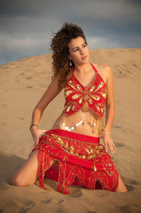 femme danseuse du ventre dans les dunes du dsert