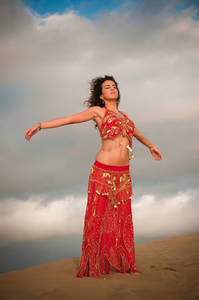 femme danseuse du ventre dans les dunes du dsert