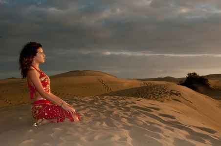 femme danseuse du ventre dans les dunes du dsert