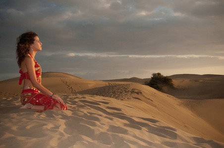 femme danseuse du ventre dans les dunes du dsert