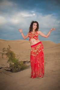 femme danseuse du ventre dans les dunes du dsert