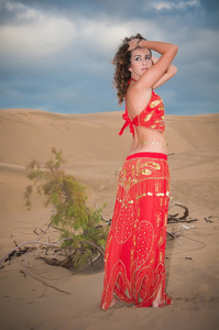 femme danseuse du ventre dans les dunes du dsert