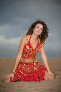 femme danseuse du ventre dans les dunes du dsert