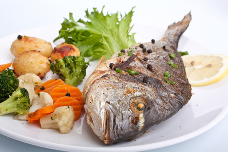 海鲷鱼配蔬菜