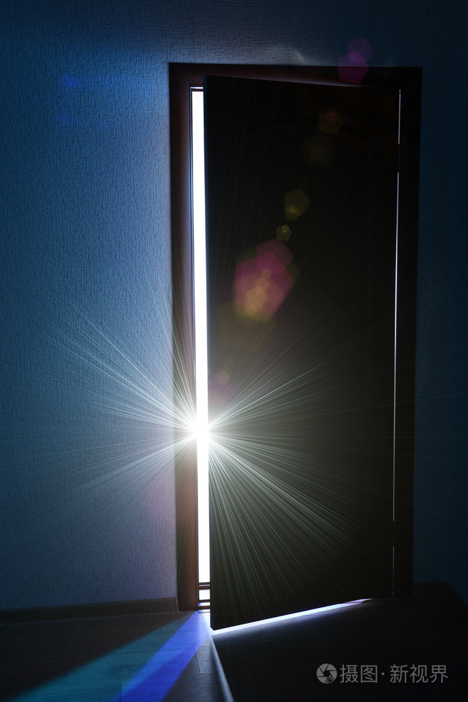 与外界的明亮光线扇敞开的门