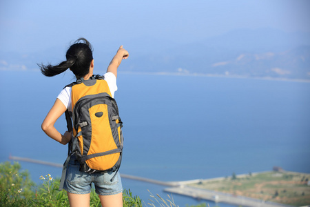 徒步旅行的女人