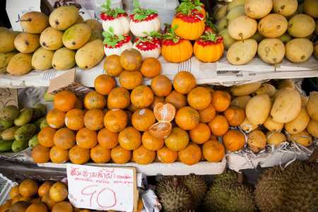 桔子和其他水果市场台上展出