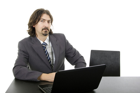 与工作的年轻商业男子是笔记本电脑