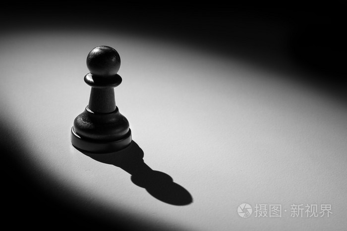站在聚光灯下,投下阴影的国际象棋兵照片-正版商用图片1eyrfy-摄图新