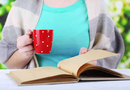 阅读本书，喝咖啡或茶，特写镜头的女人