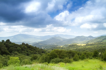 令人惊叹的美丽灿烂的夏日风景山区