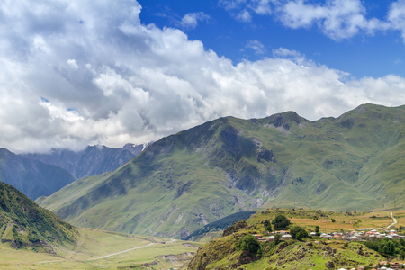 令人惊叹的美丽灿烂的夏日风景山区