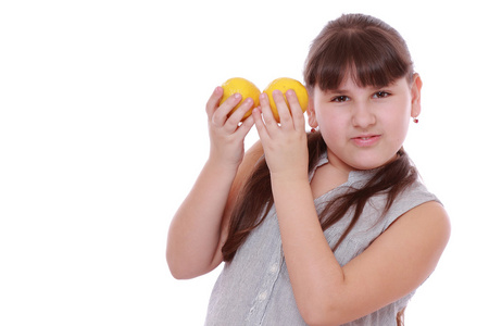 flicka med frska gula citroner