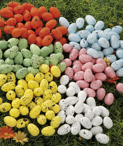 在粉红色的背景下分离出复活节假期的概念在巢中的五个鸡蛋彩色复活节