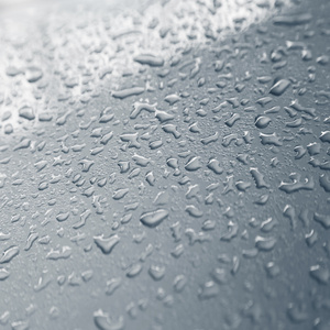 银金属质感灰色背景小深度的光在图像字段斜线上的水滴照片