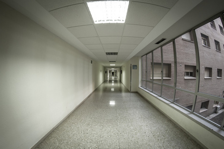 白色的医院走廊