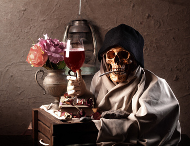 烟和醉酒的头骨头骨和旧书上白色孤立干的玫瑰骷髅和交叉骨肋骨和脊柱