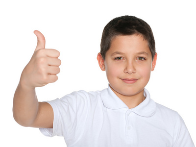 穿着白衬衣的青春期前的男孩举起了他的拇指照片