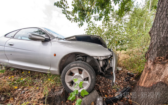 汽车撞到树上