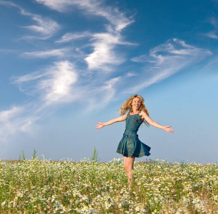 快乐的年轻女人跳的霜降字段中