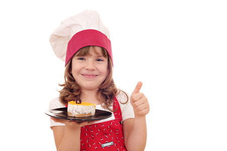 快乐的小女孩用蛋糕和拇指做饭