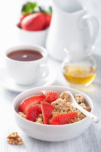 健康的早餐麦片和草莓