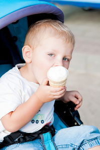 小男孩在公园里吃冰淇淋